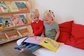 Kinderen lezen een boek