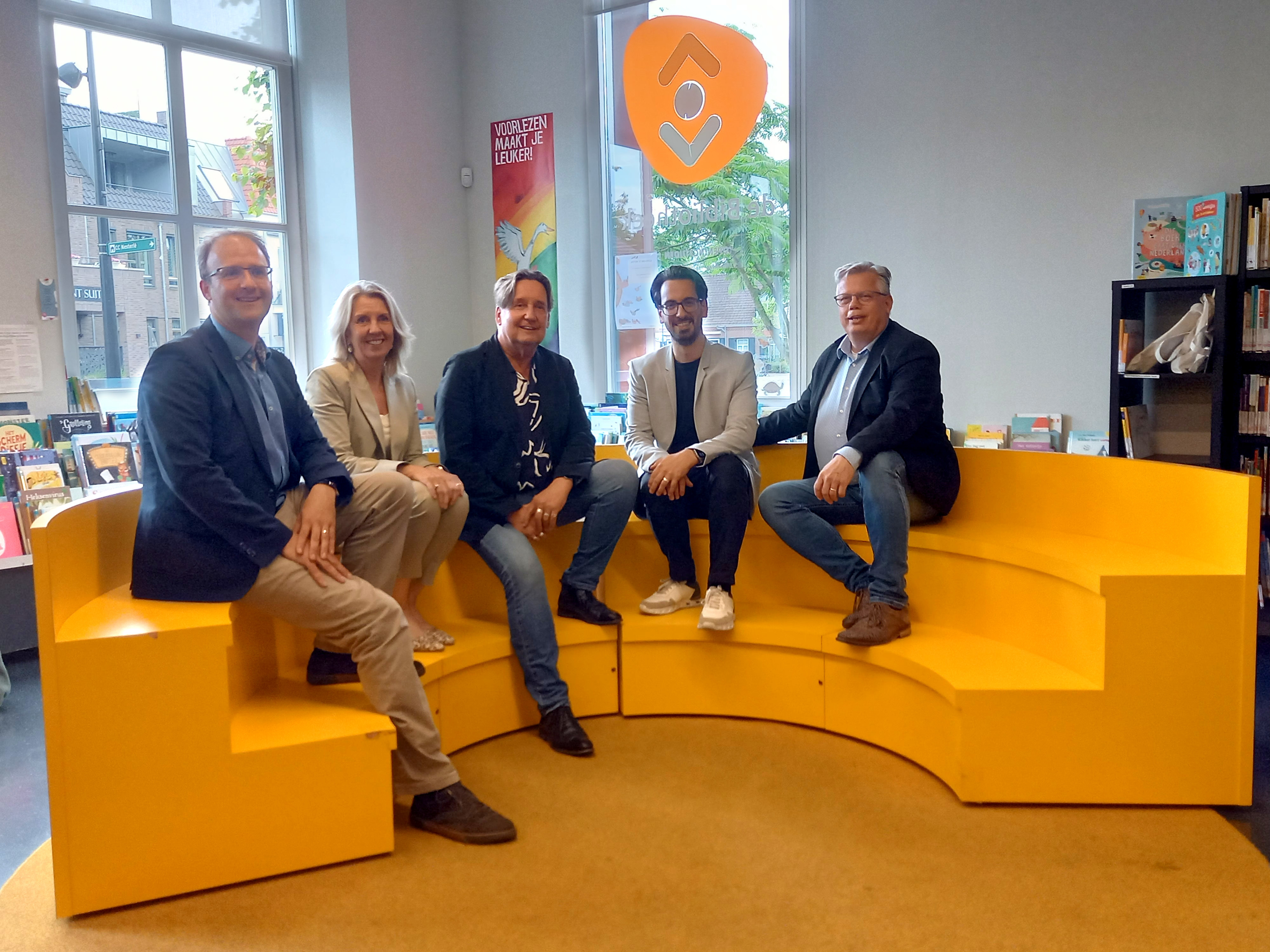v.l.n.r. Menno Roozendaal (wethouder Meijerijstad), Gio van Creij directeur NOBB, Dolf Warris (wethouder Oss), Maarten Everlingen (wethouder Bernheze) en Harold van den Broek (wethouder Maashorst)