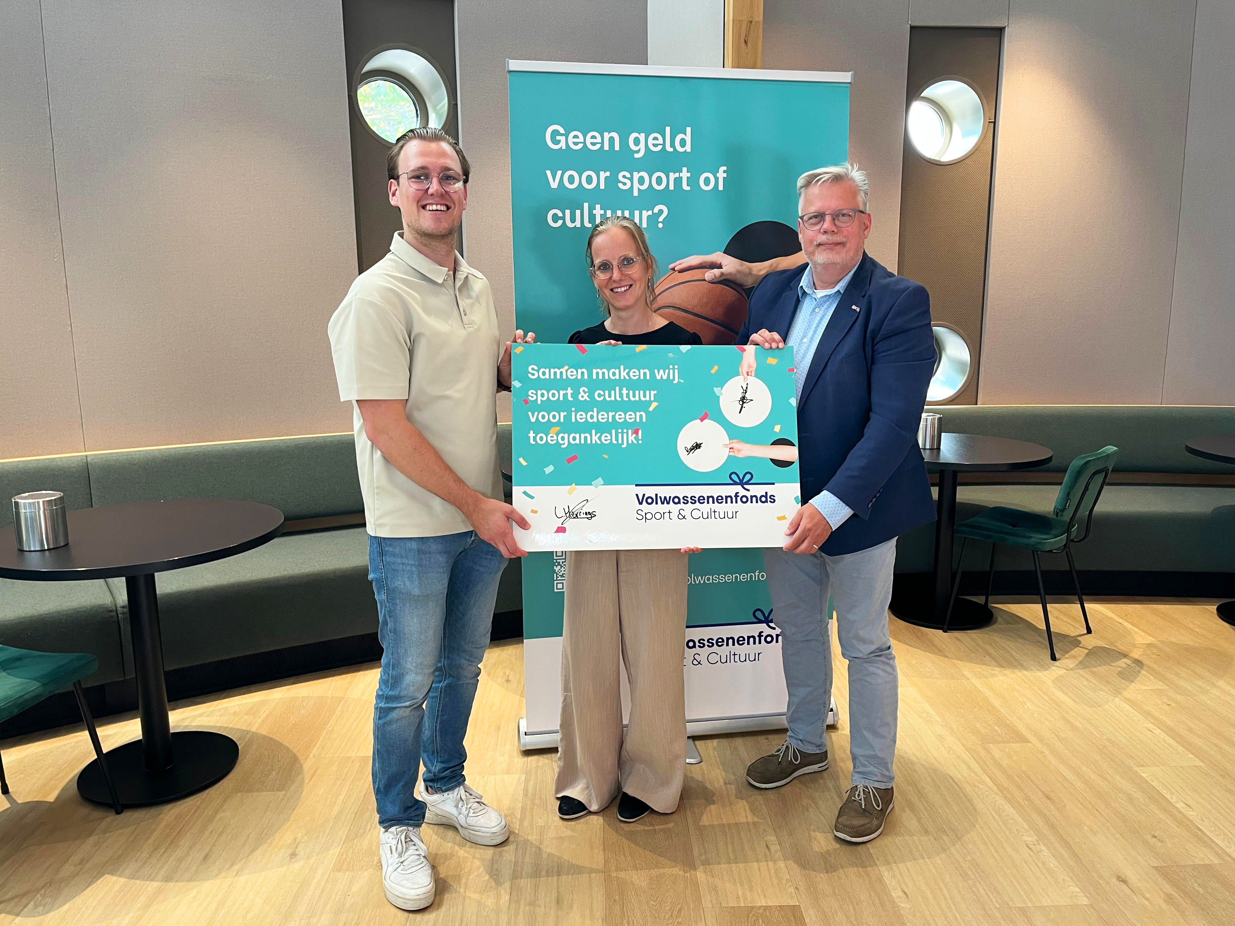 Fotobijschrift: v.l.n.r. Lucas Herrings (coördinator Volwassenenfonds), wethouders Ramona Sour  (Zorg en Welzijn) en Harold van den Broek (Sport en Cultuur) tonen de zojuist ondertekende  overeenkomst voor de pilot tot en met 2026.