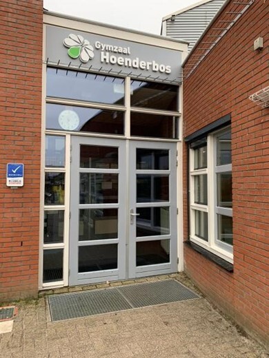 Dueren bij de ingang bij stembureau gymzaal hoenderbos